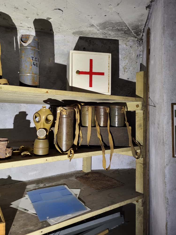 masque à gaz et boite d'infirmerie dans un abri de defense passive