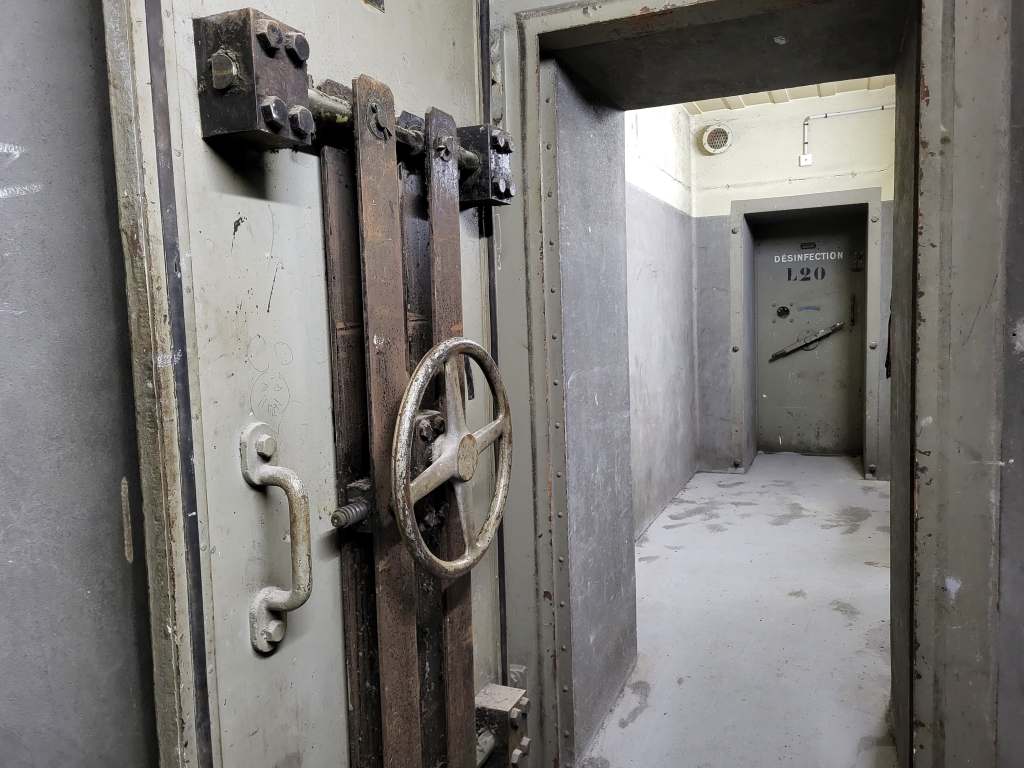 décontamination abri sous paris et grosse porte blindée en métal
