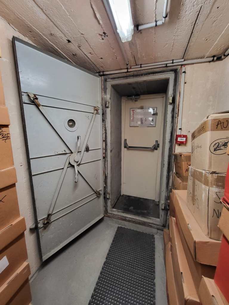 porte blindée d'un bunker à paris abri de defense passive amicale abri de defense passive