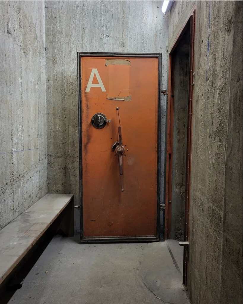 entrée d'un abri de defense passive par une grande porte blindée de bunker amicale