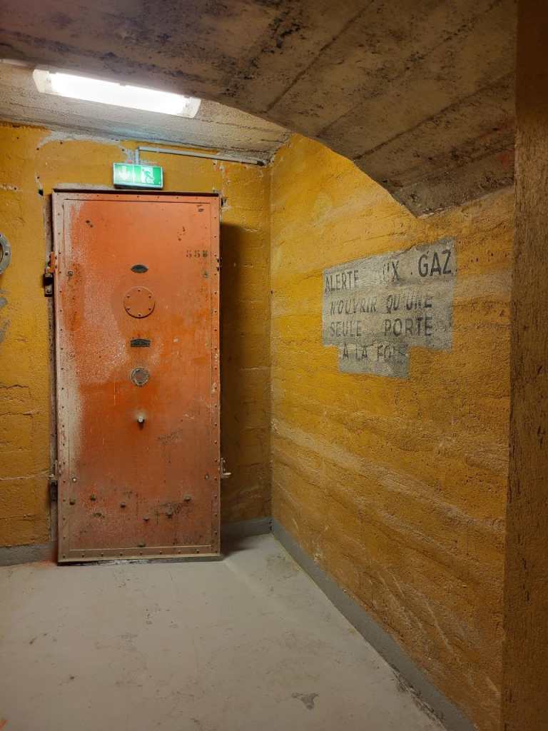 bunker sous paris abri de 1937 on voit une porte blindée
