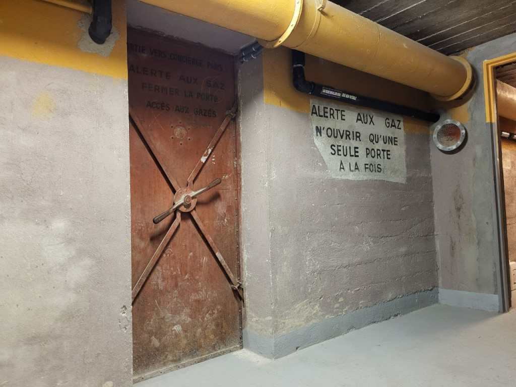 amicale abri de defense passive entrée dans abri contre les gaz bombardement de paris