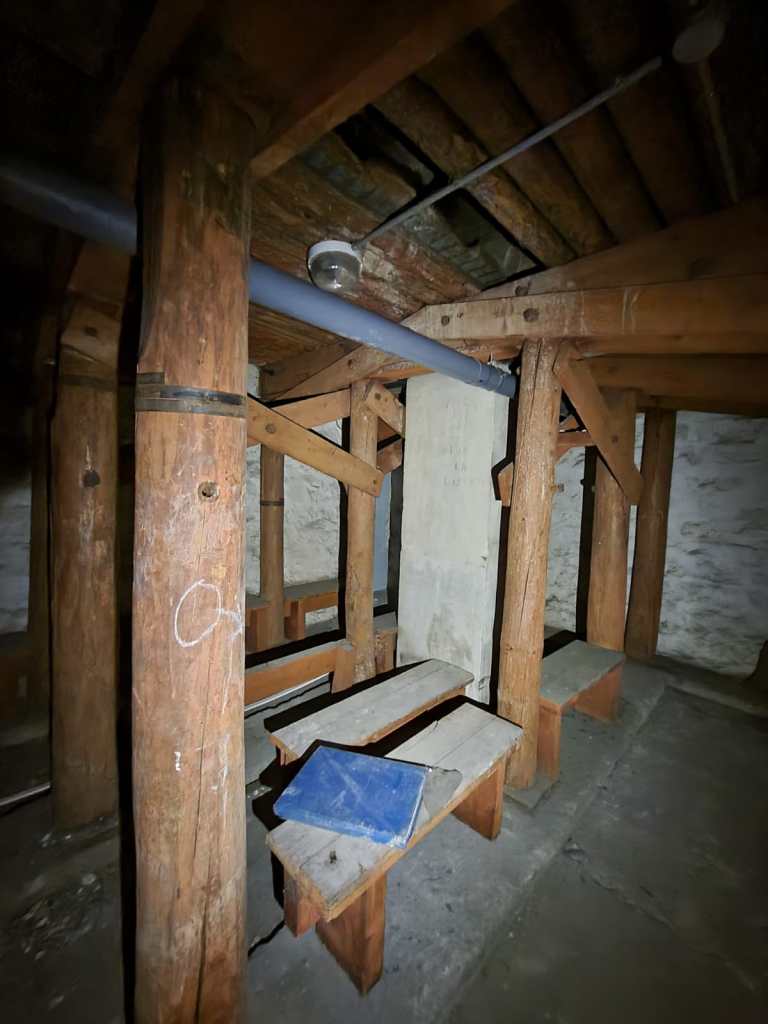 banc dans un abri souterrain à paris patrimoine souterrain