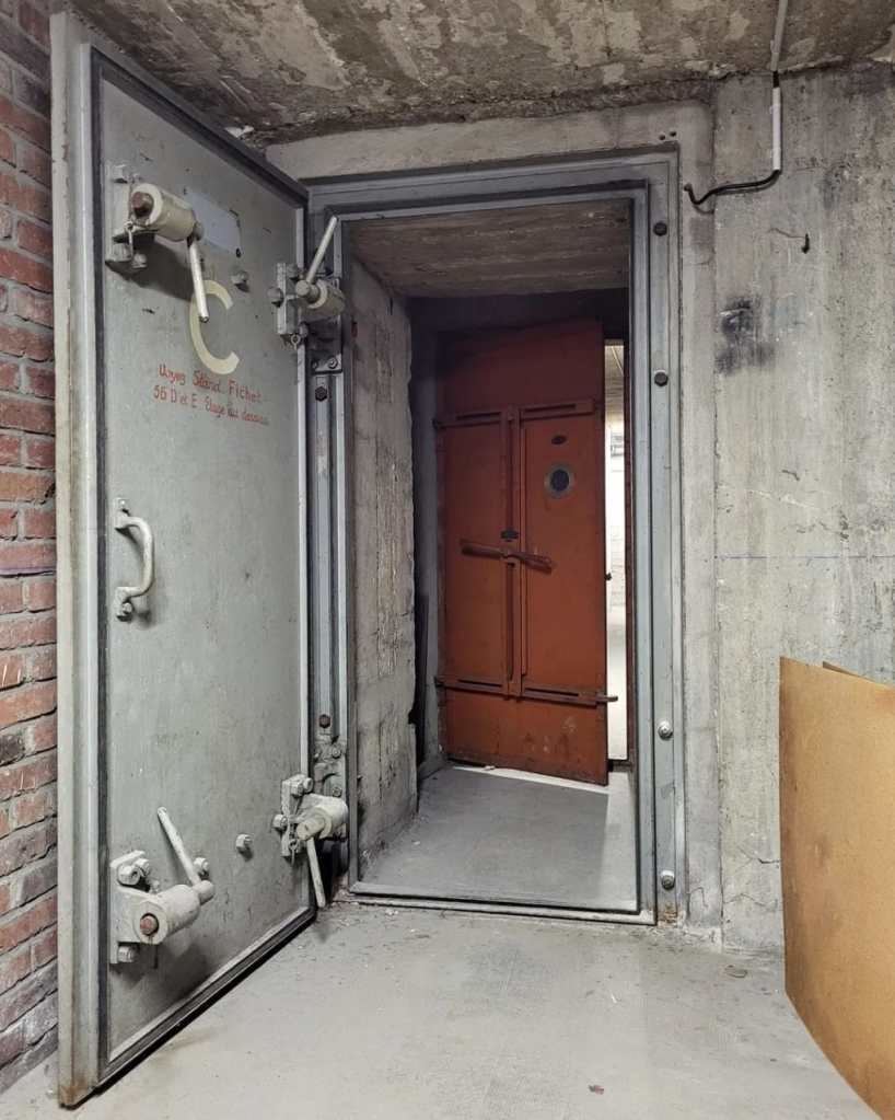 sas d'un abri de defense passive à Paris 2 portes blindées